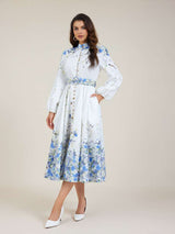 Vestido Azul Floral com Gola Alta e Cintura Império – Elegância Atemporal