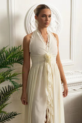 Vestido Longo – Elegante com Gola Halter, Decote com Babados, Cintura Franzida e Detalhe Floral