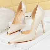 Scarpin – Salto Fino em Verniz Preto, Bico Fino Metalizado e Elegante