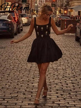 Conjunto Elegante de Top Halter com Flor de Strass e Saia de Cintura Alta – Coleção 2025