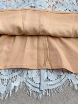 Vestido Curto Azul de Renda – Elegante, Bordado na Gola com Pérolas e Modelagem Slim