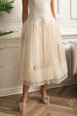 Vestido Midi – Decote Redondo, Sem Mangas, Cintura Alta, Detalhes Bordados