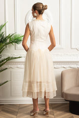 Vestido Midi – Decote Redondo, Sem Mangas, Cintura Alta, Detalhes Bordados