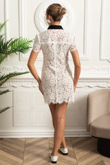 Vestido Mini – Branco com Renda Floral, Elegante, Manga Curta, Colarinho Clássico e Fechamento de Botão Único