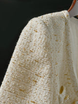 Conjunto de Tweed com Pedrarias – Blazer com Decote V e Saia Plissada de Cintura Alta