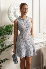 Vestido Curto Azul de Renda – Elegante, Bordado na Gola com Pérolas e Modelagem Slim