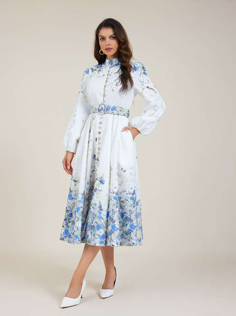 Vestido Azul Floral com Gola Alta e Cintura Império – Elegância Atemporal