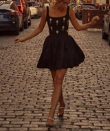 Conjunto Elegante de Top Halter com Flor de Strass e Saia de Cintura Alta – Coleção 2025