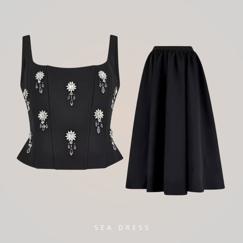 Conjunto Elegante de Top Halter com Flor de Strass e Saia de Cintura Alta – Coleção 2025