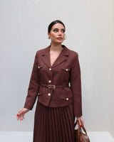 Conjunto Elegante com Casaco Alongado e Saia Plissada – Sofisticação em Dois Tempos