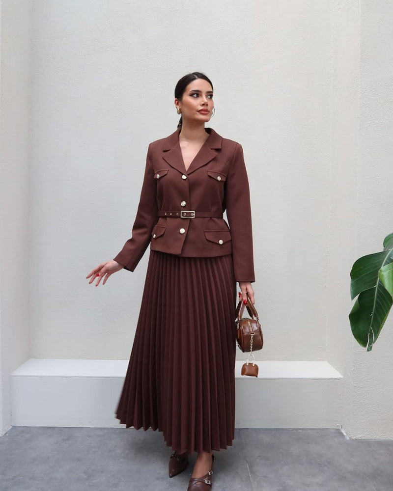 Conjunto Elegante com Casaco Alongado e Saia Plissada – Sofisticação em Dois Tempos