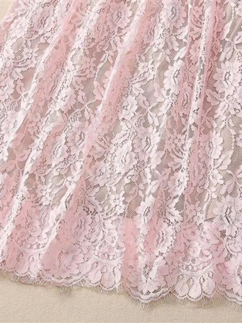 Vestido com Bordado Delicado – Decote Redondo, Manga Curta, Cintura Alta, Detalhes Vazados e Aplicações de Strass