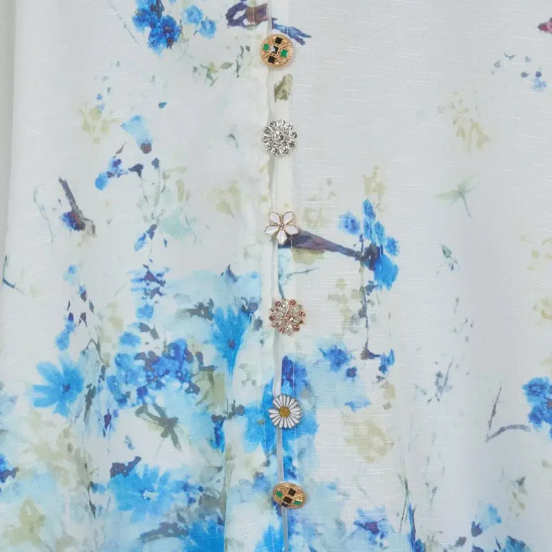 Vestido Azul Floral com Gola Alta e Cintura Império – Elegância Atemporal