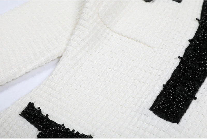 Vestido Bicolor – Decote V, Manga Longa, Slim Fit com Bolsos Bordados