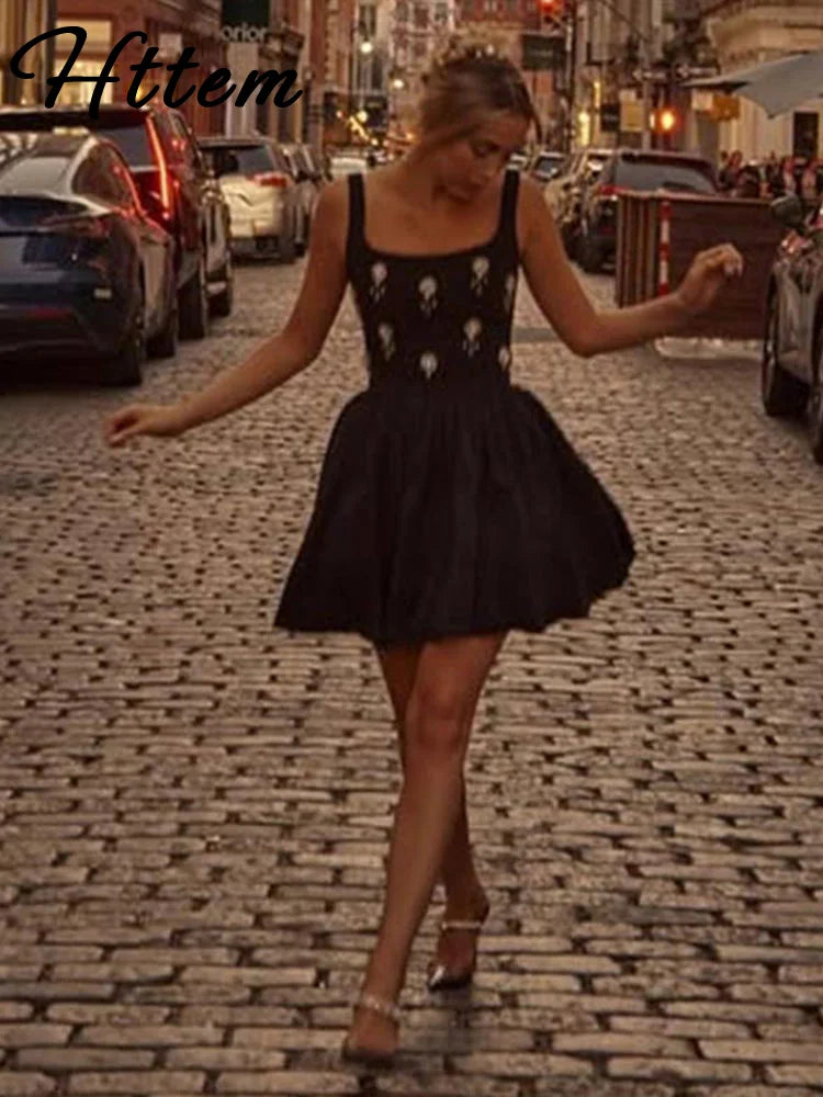 Conjunto Elegante de Top Halter com Flor de Strass e Saia de Cintura Alta – Coleção 2025