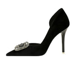 Scarpin Luxo – Salto Super Alto, Bico Fino, Detalhe Lateral Vazado, Fivela com Cristais em Veludo