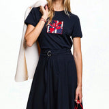 Camiseta – Manga Curta, Decote Redondo, Algodão, Bordado Floral, Casual e Confortável