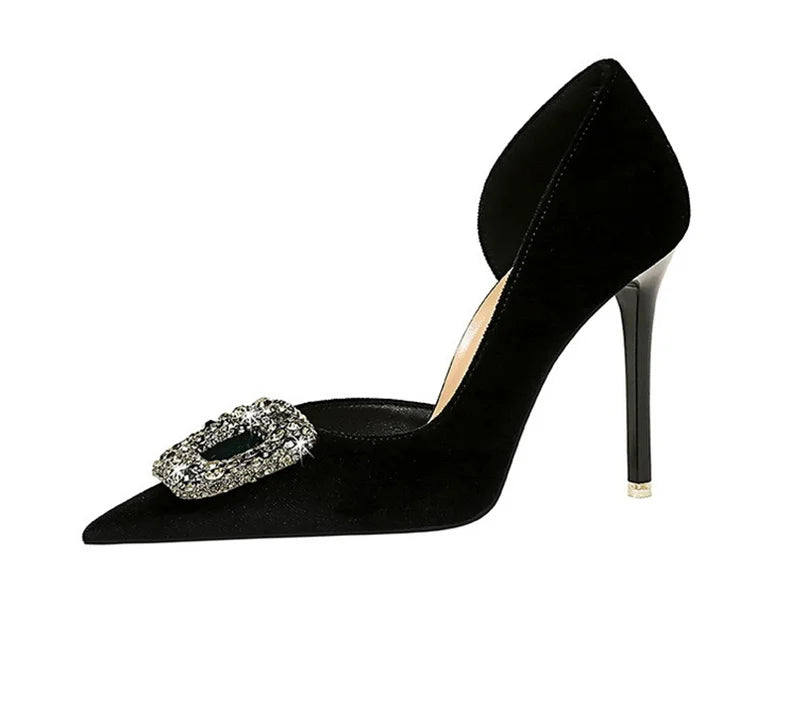 Scarpin Luxo – Salto Super Alto, Bico Fino, Detalhe Lateral Vazado, Fivela com Cristais em Veludo