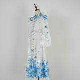 Vestido Azul Floral com Gola Alta e Cintura Império – Elegância Atemporal