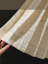 Conjunto de Tweed com Pedrarias – Blazer com Decote V e Saia Plissada de Cintura Alta