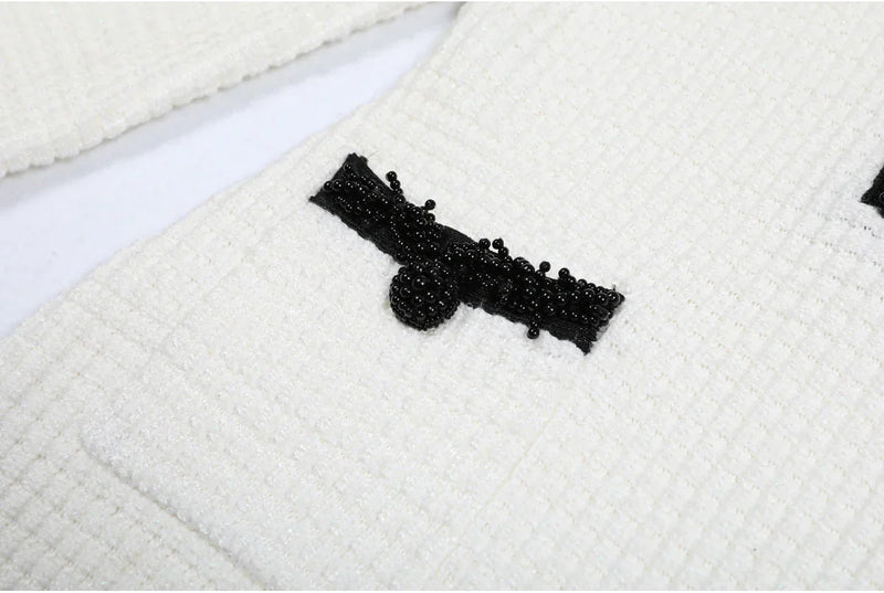 Vestido Bicolor – Decote V, Manga Longa, Slim Fit com Bolsos Bordados