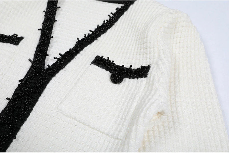 Vestido Bicolor – Decote V, Manga Longa, Slim Fit com Bolsos Bordados