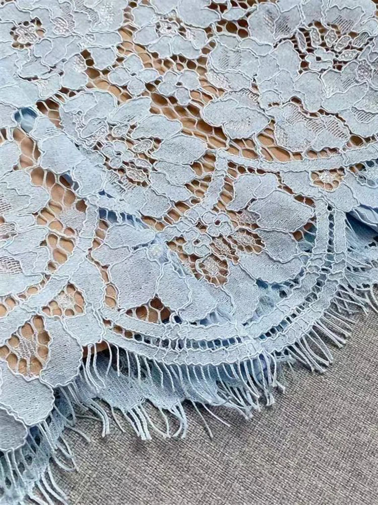 Vestido Curto Azul de Renda – Elegante, Bordado na Gola com Pérolas e Modelagem Slim