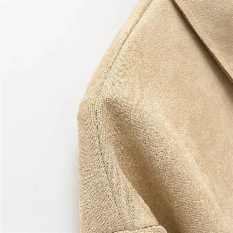 Casaco com Detalhes Vazados – Sofisticação Atemporal e Design Autoral