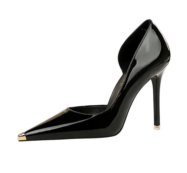 Scarpin – Salto Fino em Verniz Preto, Bico Fino Metalizado e Elegante