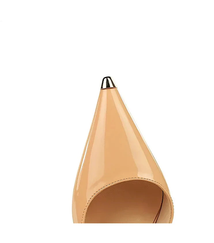 Scarpin – Salto Fino em Verniz Preto, Bico Fino Metalizado e Elegante