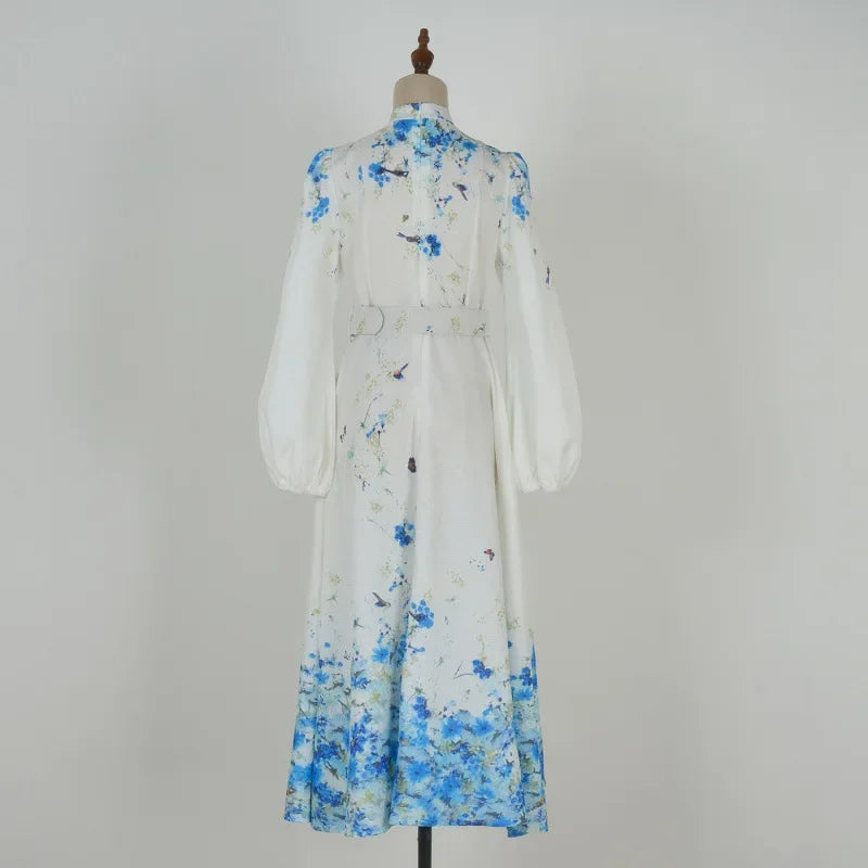 Vestido Azul Floral com Gola Alta e Cintura Império – Elegância Atemporal
