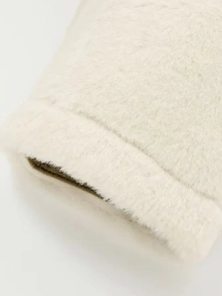 Casaco Feminino de Pelúcia Grossa com Fecho Frontal e Mangas Longas