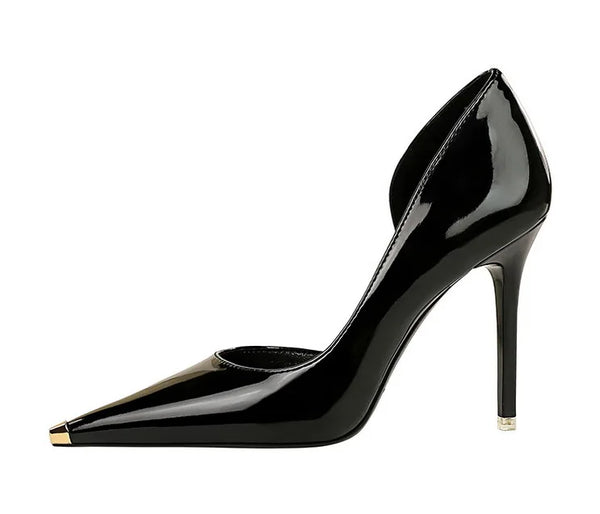 Scarpin – Salto Fino em Verniz Preto, Bico Fino Metalizado e Elegante